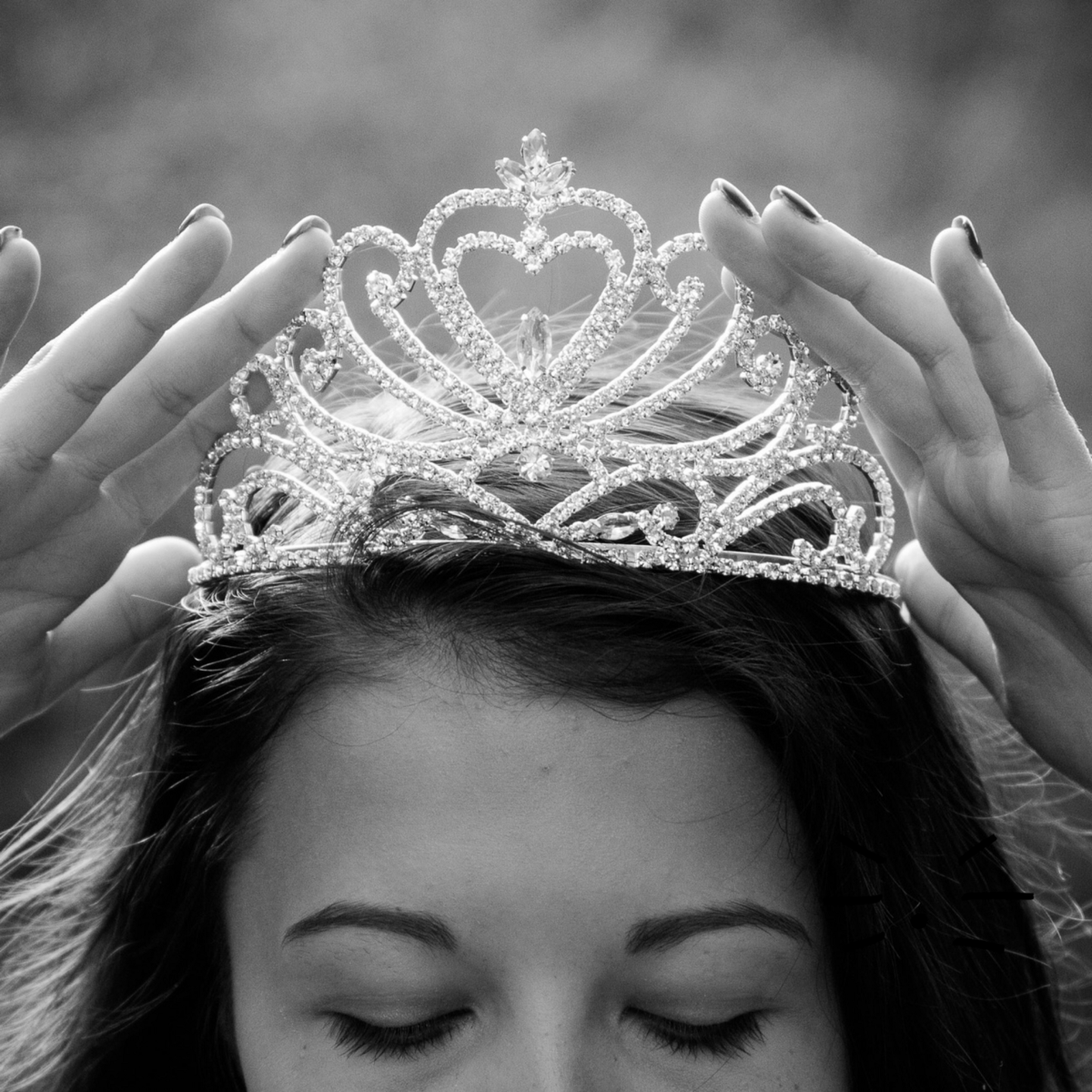 Королева горлового. Девушка в короне. Красивая девушка в короне. Женщина с короной на голове.