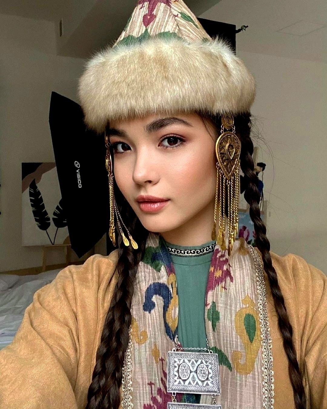 Kazakh people. Монгольские прически. Казахские женщины. Казахские головные уборы для девушек. Казахские люди.