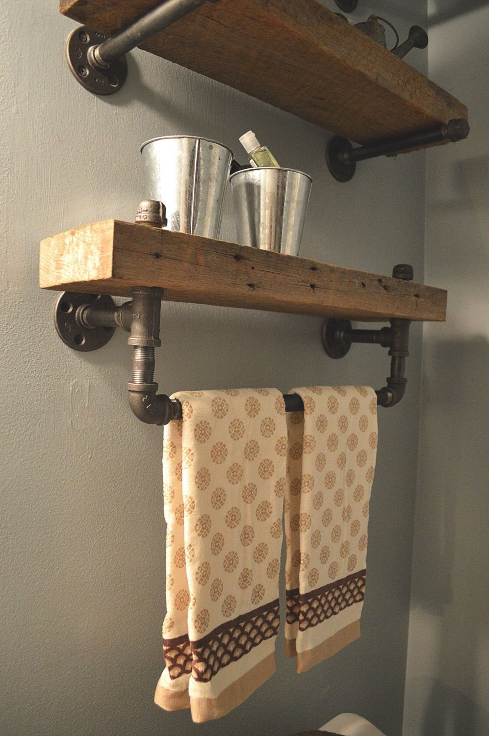 Полотенца из дерева. Полка для полотенец деревянная. Держатель для полотенец деревянный в ванную. Вешалка для полотенец из дерева. Вешалка для кухонных полотенец.