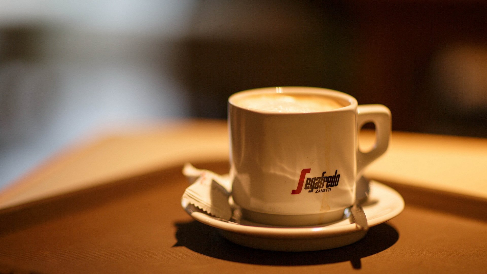 Разве можно быть такой размазней чашка стоит. Красивые кофейные чашки. Кофейная чашка на столе. Чашечка кофе на столике. Красивый кофе.