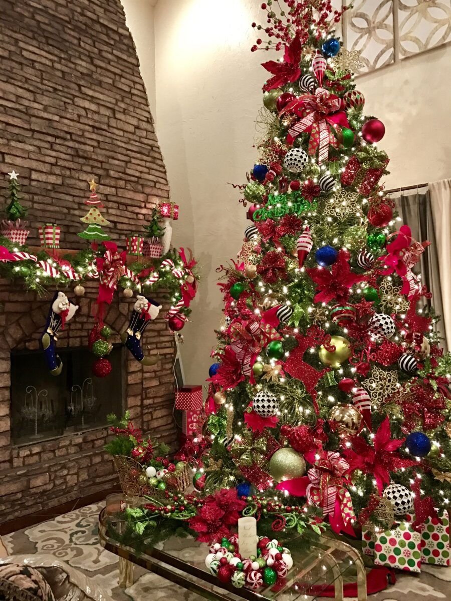 Рождественская ель украшенная
