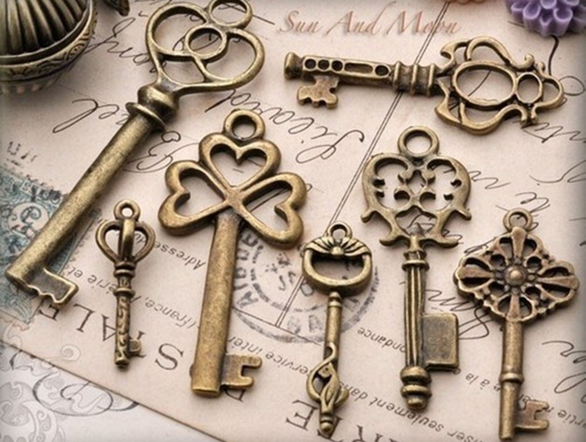 Найти ключи примета. Старинный ключ. Красивые ключи. Ключ дверной старинный. Красивый старинный ключ.