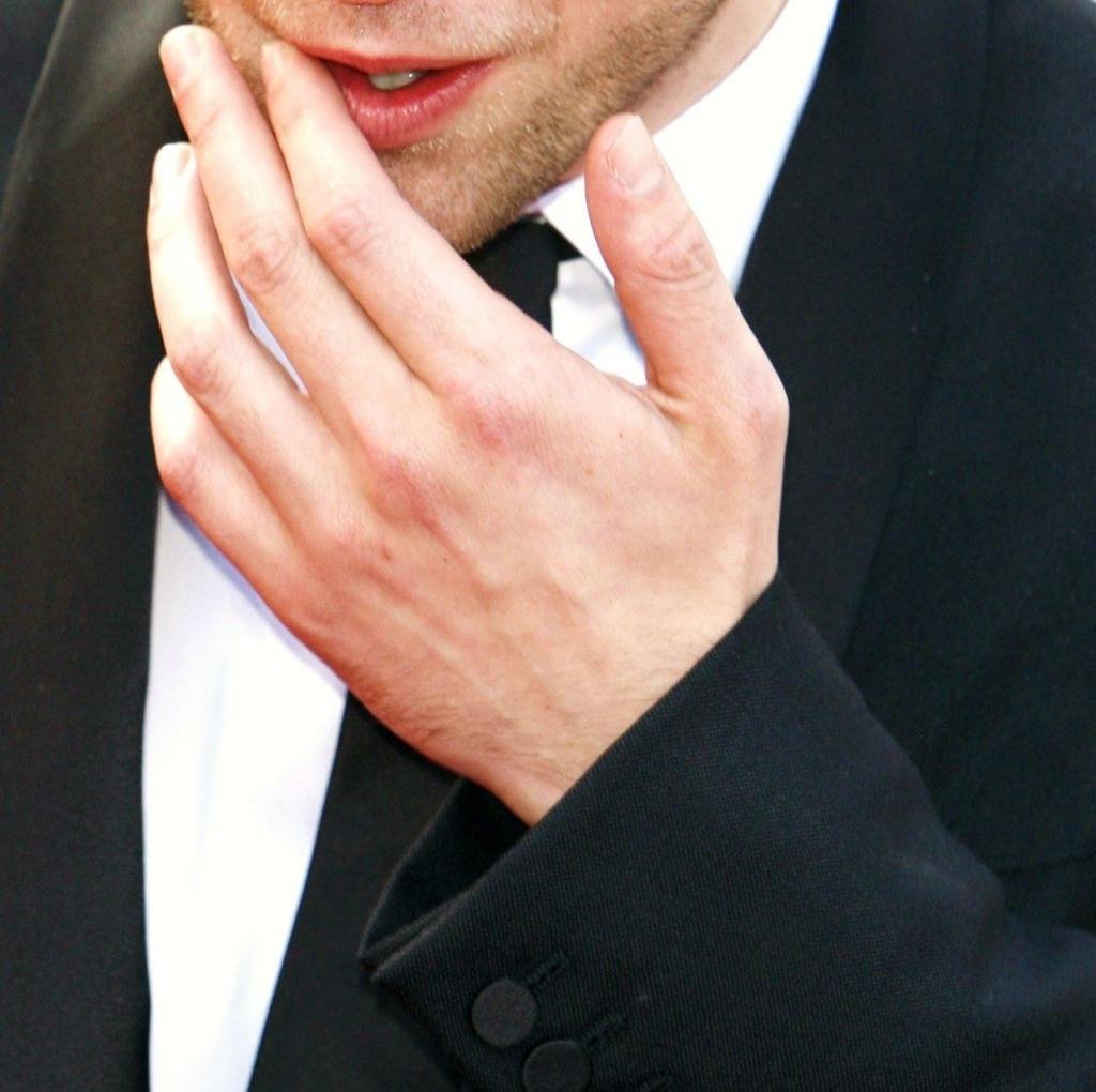 Тонкий пальчик. Мужские пальцы. Длинные мужчике пальцы. Красивые мужские пальцы рук.