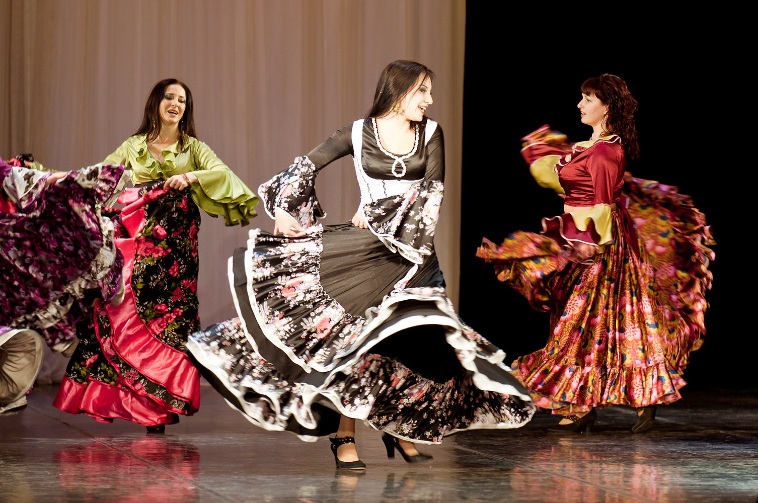 Цыганская танцевальная веселая. Цыганский танец. Цыгане танцуют. Цыганский национальный костюм женский. Цыганский народный танец.