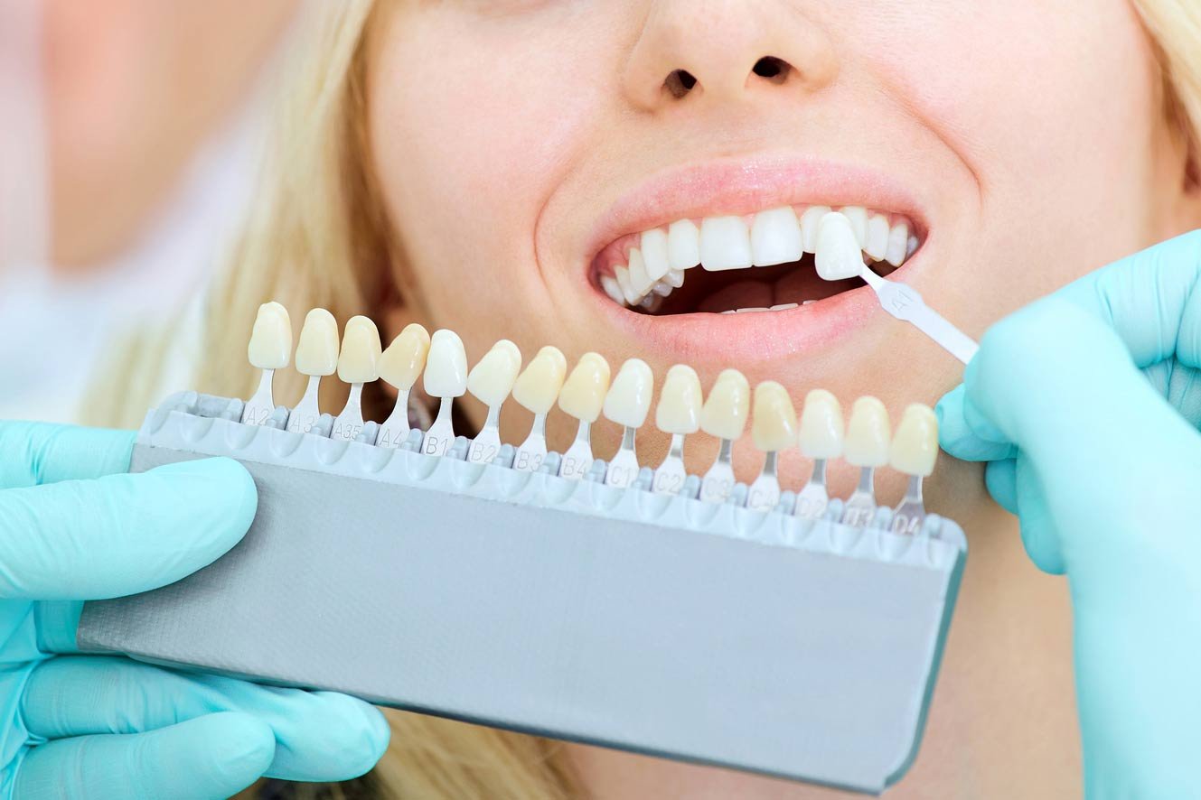 Врач занимающийся протезированием зубов