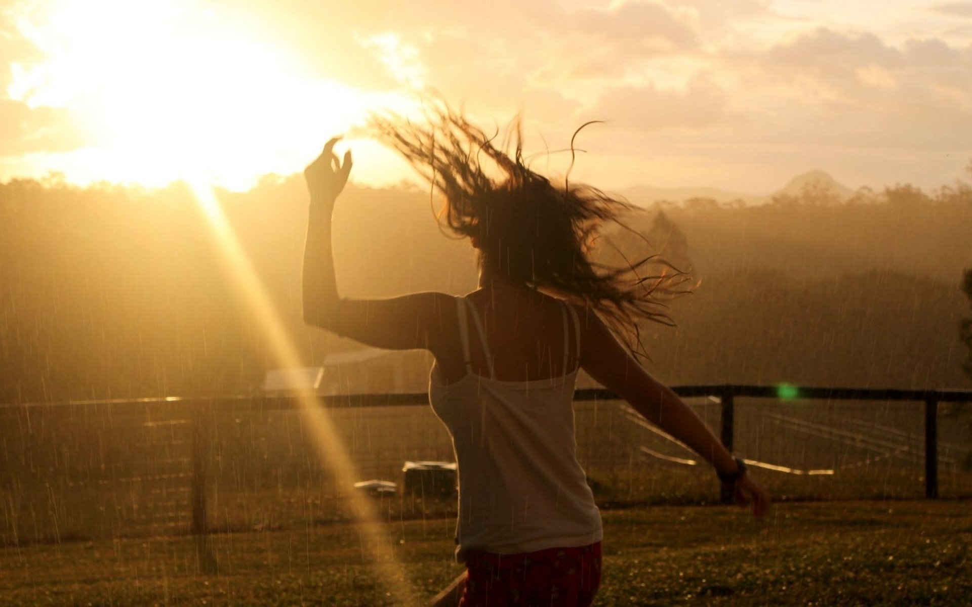 Картинки под. Девушка танцует в лучах солнца. Счастливая девушка солнце. Девушка танцует под дождем. Счастливая девушка танцует.