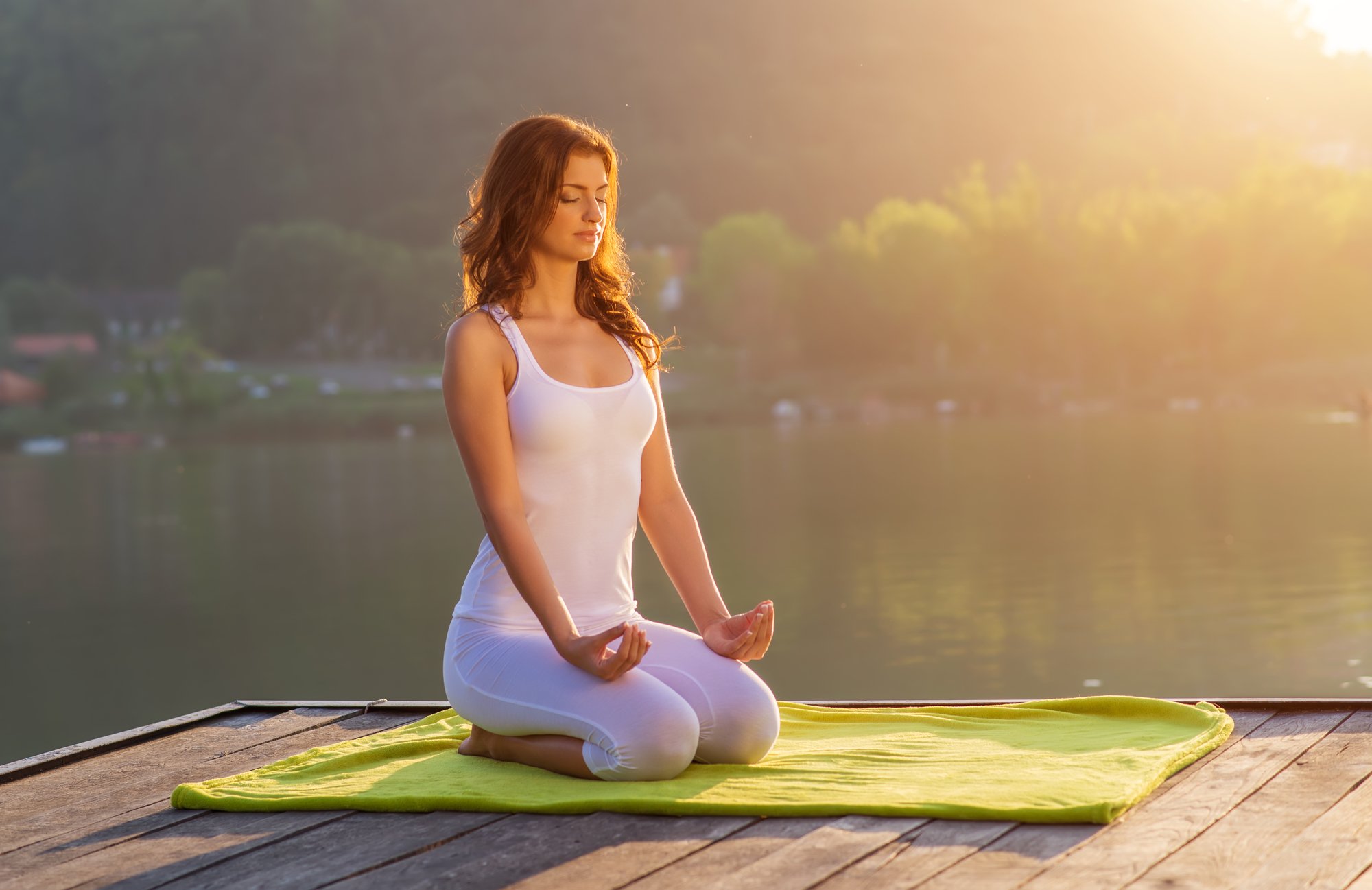 Утренние медитации для энергии. Девушка йога. Женщина медитирует. Медитация девушка. Красивая девушка йога.