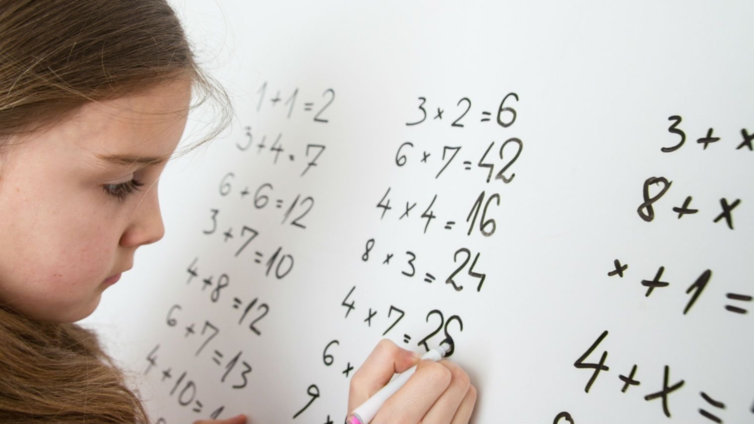 Школьника г математика. Математика для детей. Понимать математику. Учите математику. Дети решают примеры.