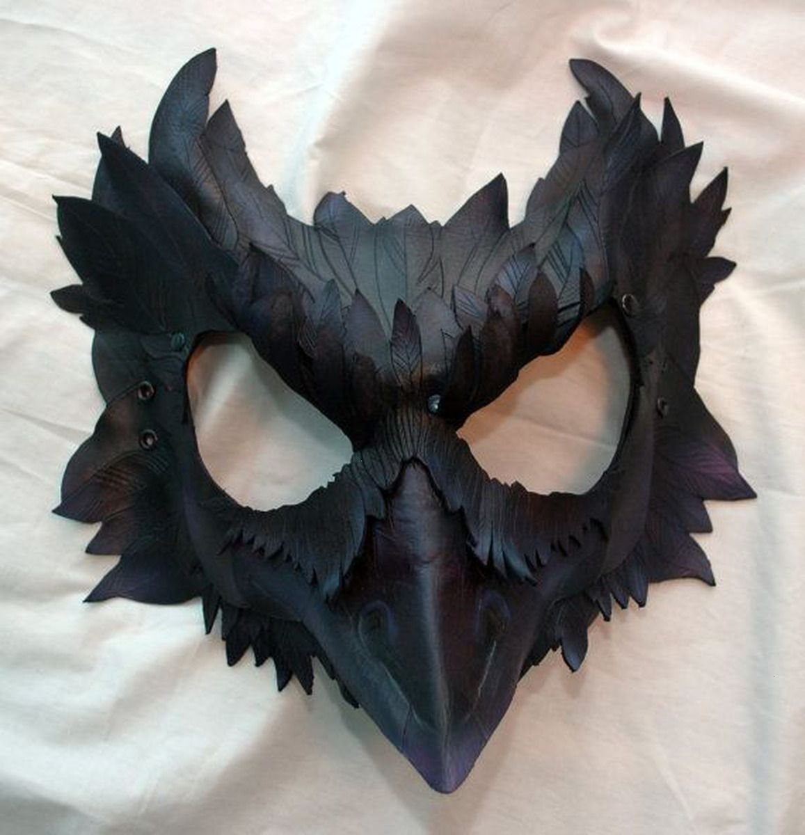 Как сделать маски на телефоне. Маскарадная маска ворон. Маска ворона референс. Карнавальная маска ворона. Маскарадная маска из картона.