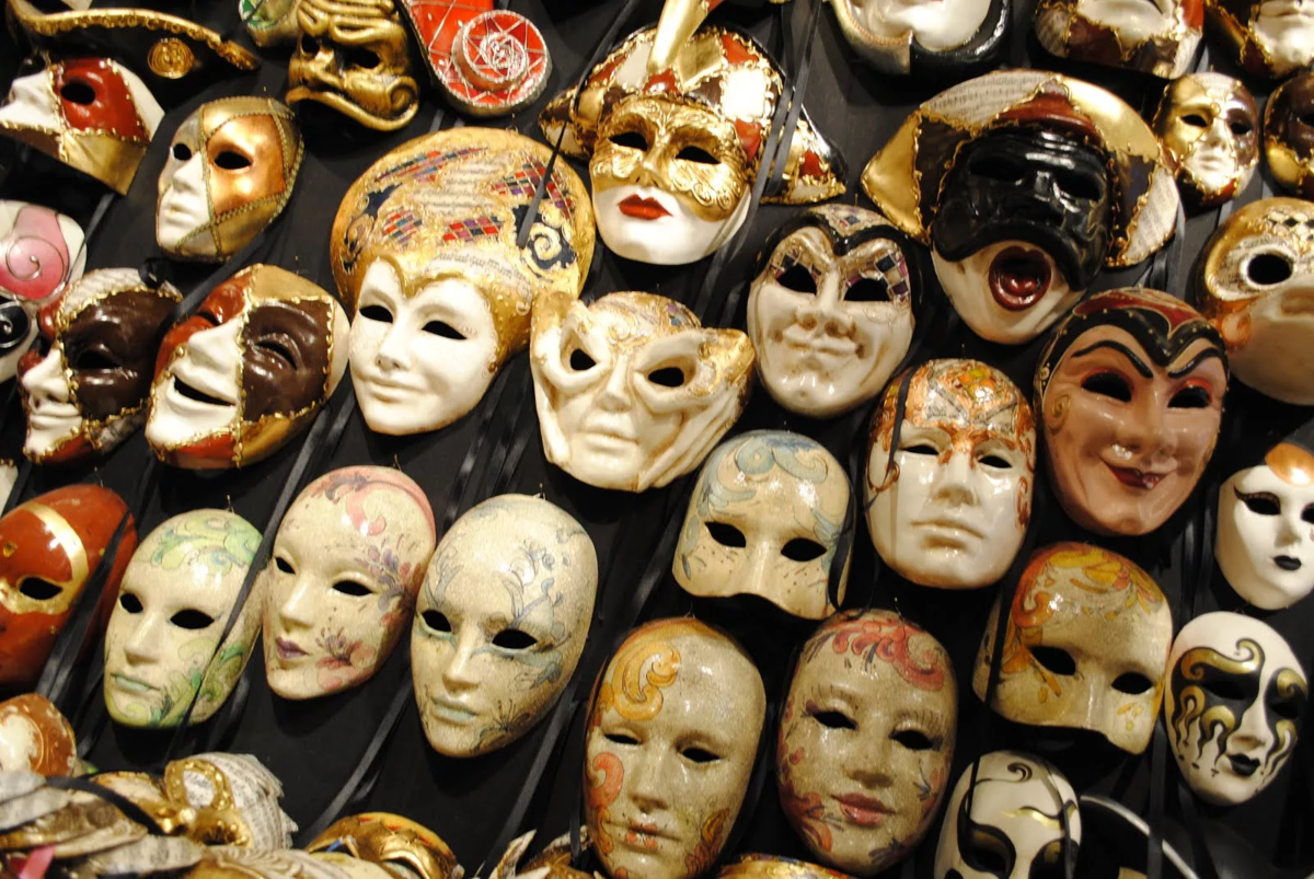 Играем роль маски. Современные маски. Театральные маски. Много масок. Современные театральные маски.