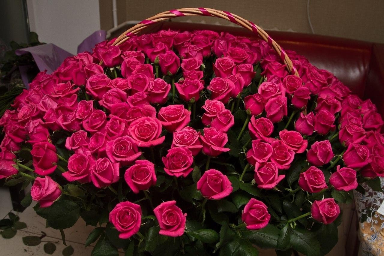 Букет роз для женщин большой и красивый. Шикарный букет цветов. Огромный букет цветов. Красивые большие букеты. Красивый букет роз.