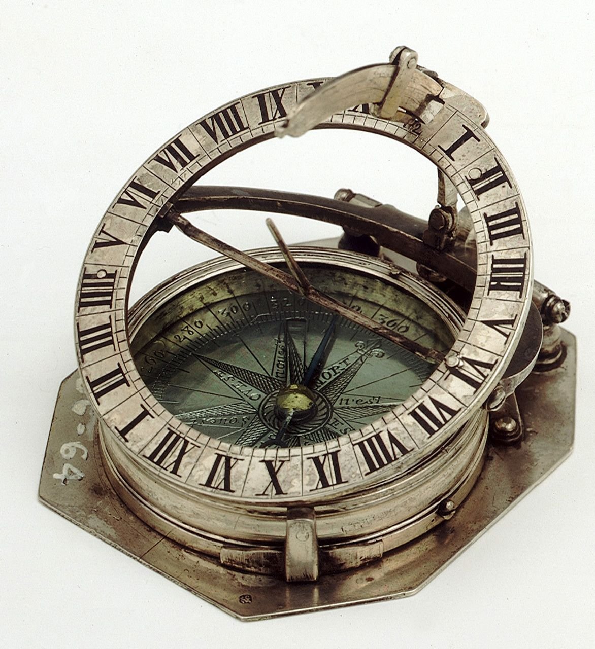 Компас двери. Компас 19 века Корабельный. Компас 17 века Корабельный. Старинный морской компас. Антикварный компас.
