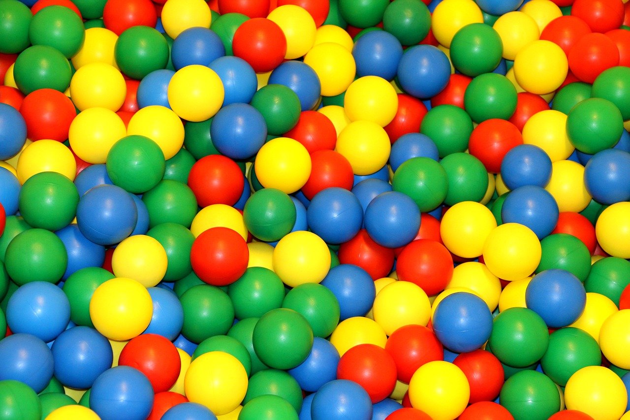 Игры для маленьких шарики. Разноцветные шары. Шарики разноцветные для детей. Пластмассовые разноцветные шарики. Шарики цветные воздушные.