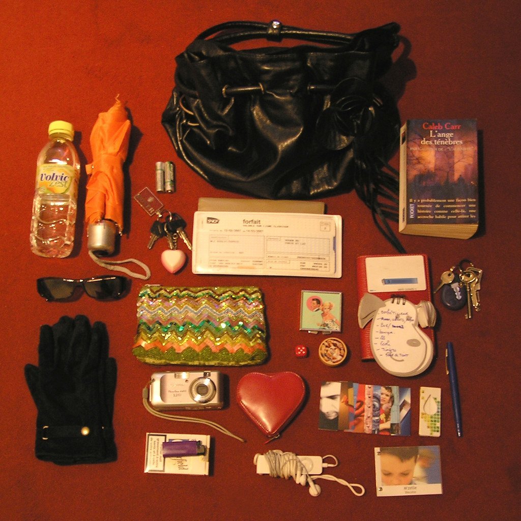 Что нужно положить в сумку. Содержимое женской сумочки. Вещи в женской сумке. Вещи в мужской сумке. Сумка с вещами.