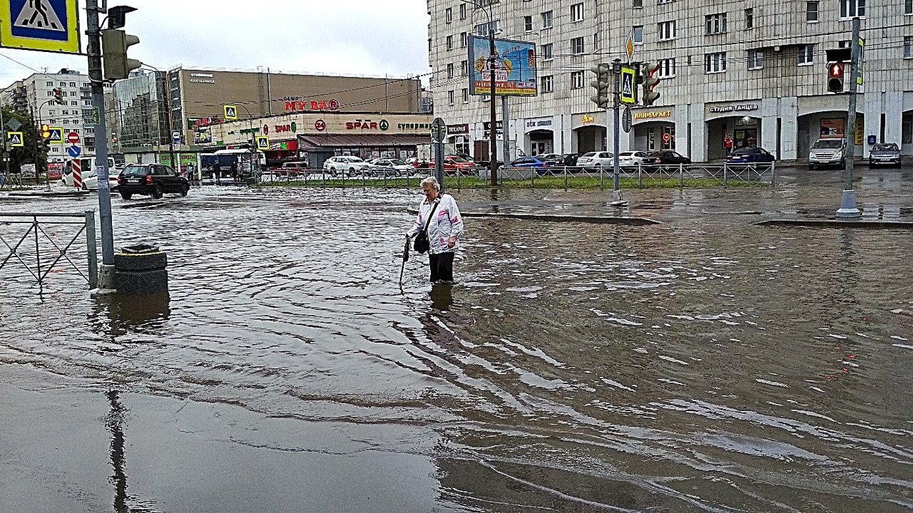 Работает во время дождя. Наводнение Питер 2005. Последнее затопление в Санкт-Петербурге. Наводнение в Санкт-Петербурге 1999. Катастрофическое наводнение в Санкт-Петербурге.