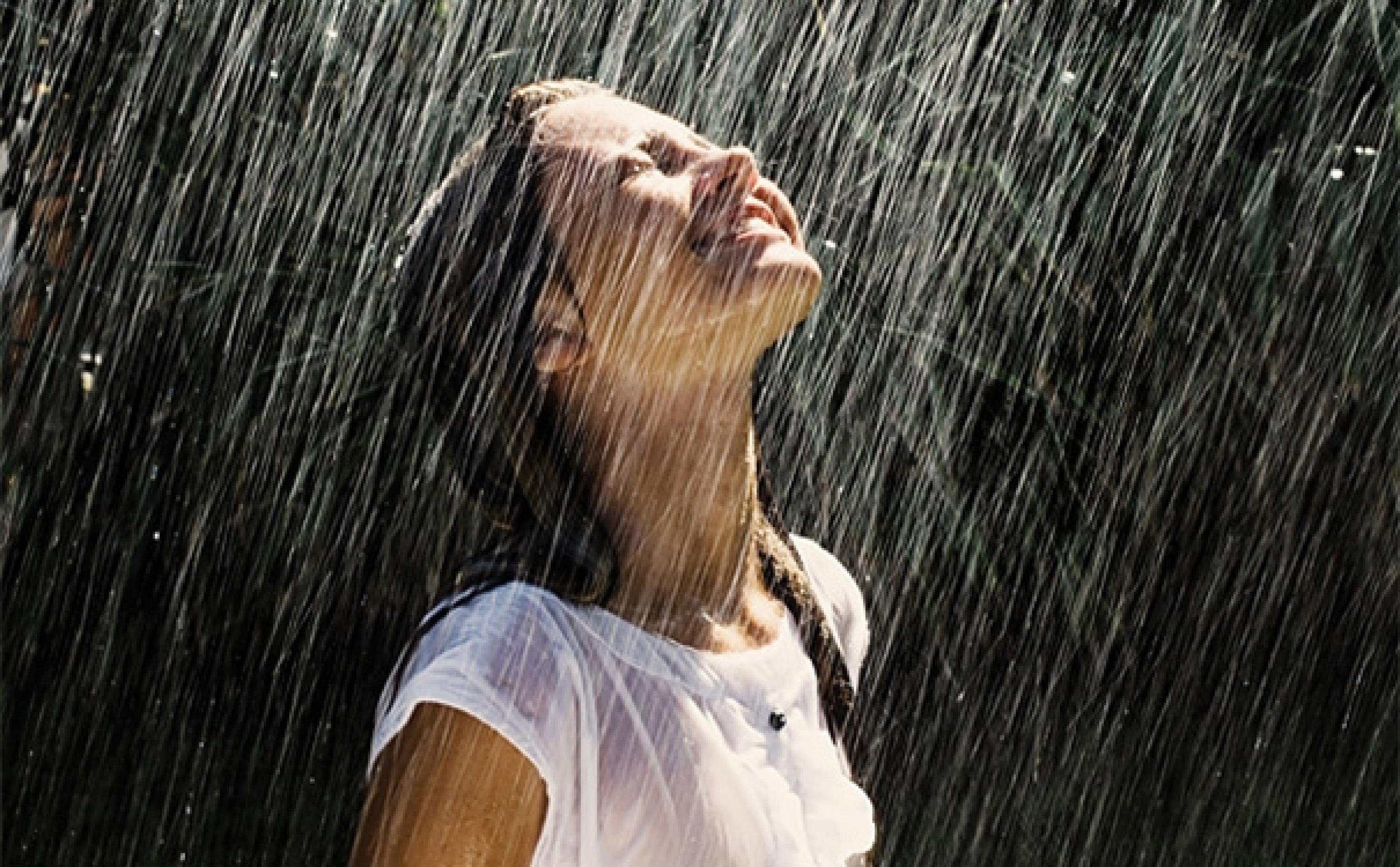 Дождь без перерыва. Девушка под дождем. Девочка под дождем. Красивая девушка под дождем. Человек под дождем.