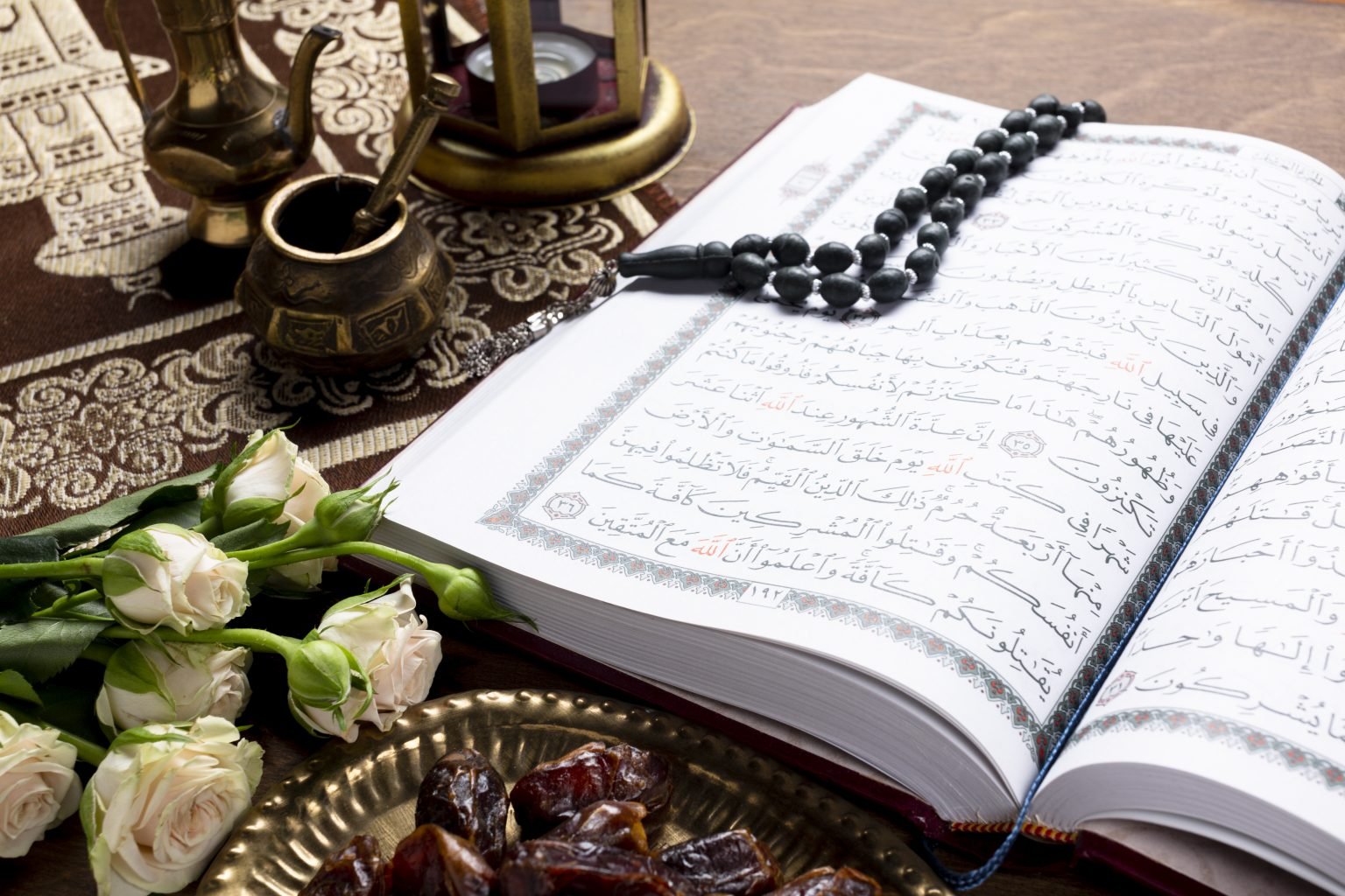 Красивая голосом кораном. Коран. Открытый Коран и цветы. Коран и четки. Священные предметы Ислама.