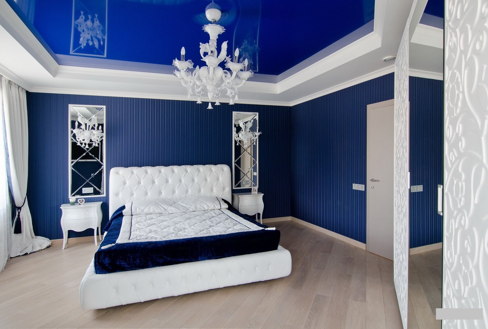 Красивые синие комнаты. Спальня в синих тонах. Спальня в синем цвете. Синяя комната интерьер. Спальня в бело синем цвете.