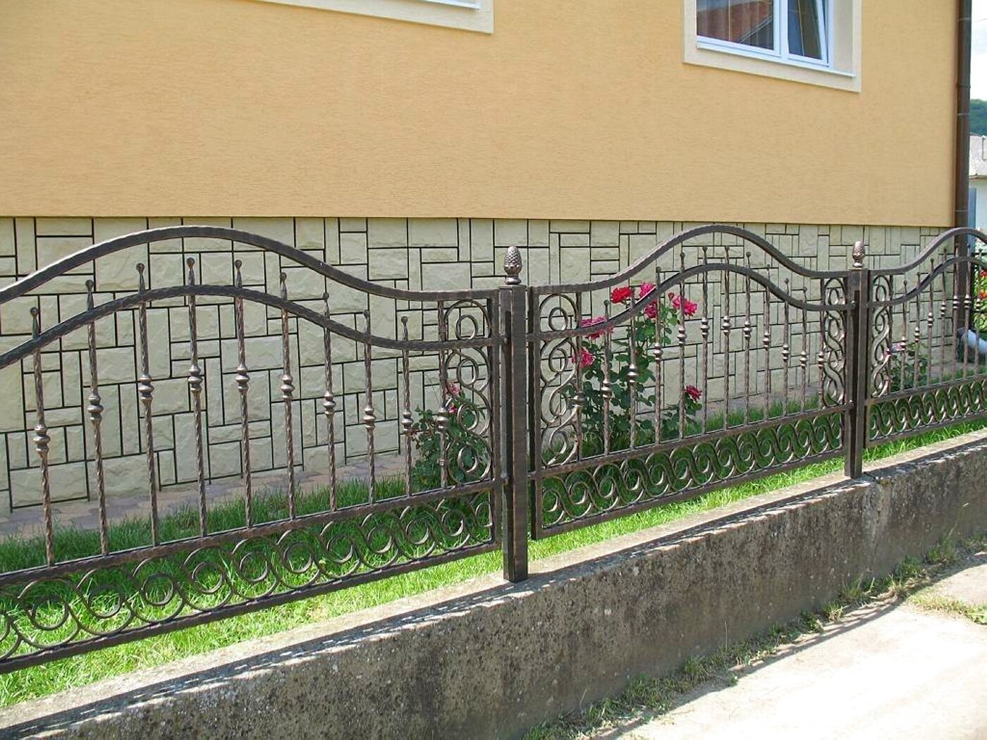 Забор для палисадника из металла. Кованый забор. Кованый забор для палисадника. Красивые кованые заборы.