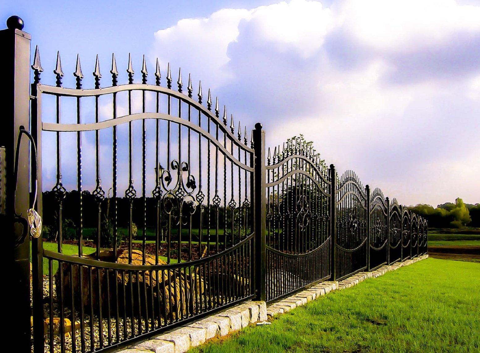 Купить забор в тюмени. Zabor kovka решетка забор. Красивый забор. Красивый металлический забор. Красивые кованые заборы.