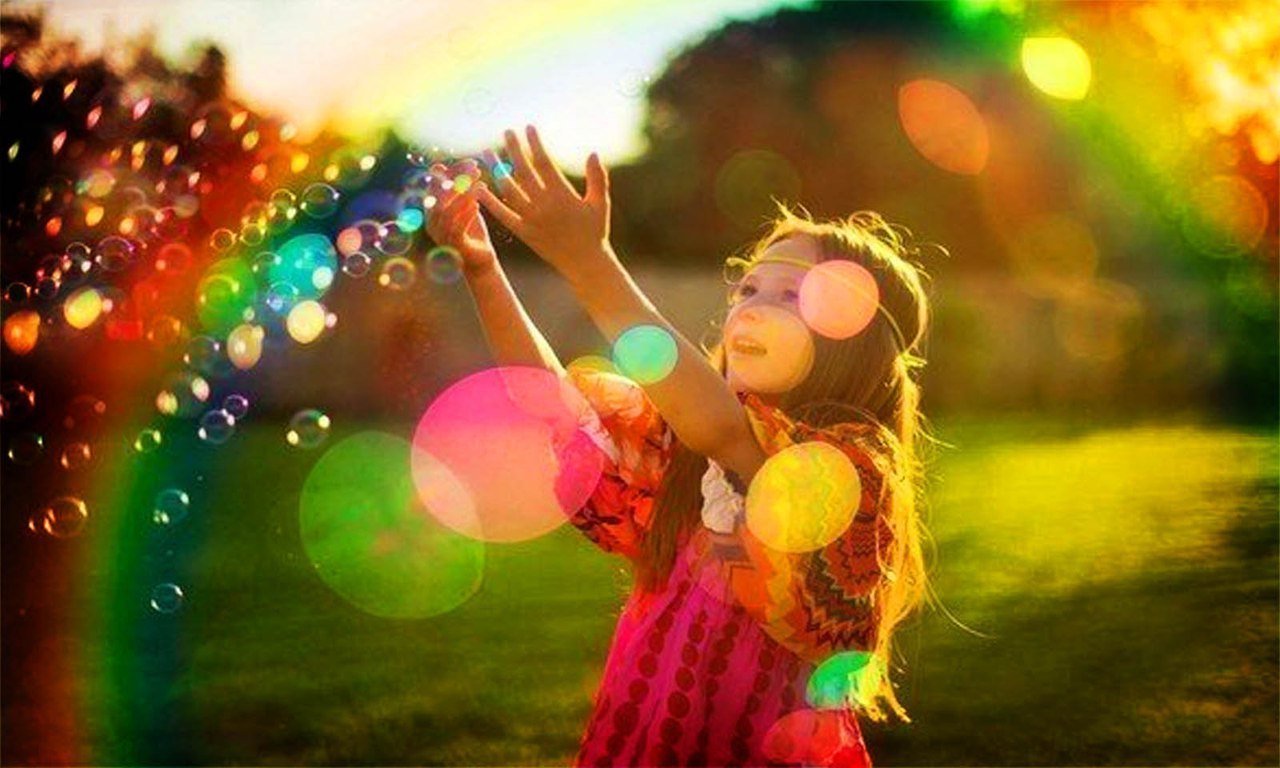 Детство это свет и радость слушать. Радость и веселье. Счастье солнце. Яркие эмоции. Девушка Радуга.