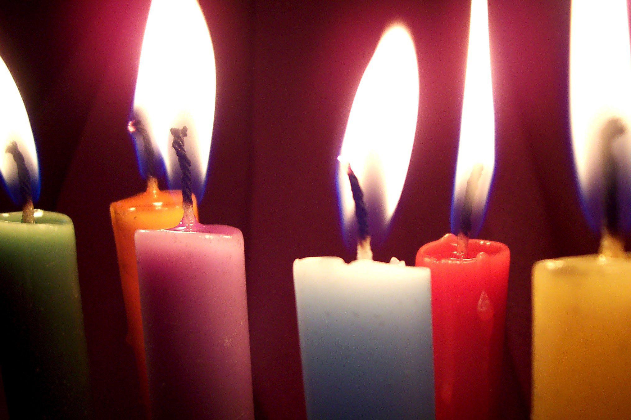 Свечи навести. Цветные свечи. Магические свечи. Свечи разных цветов. Разноцветные магические свечи.