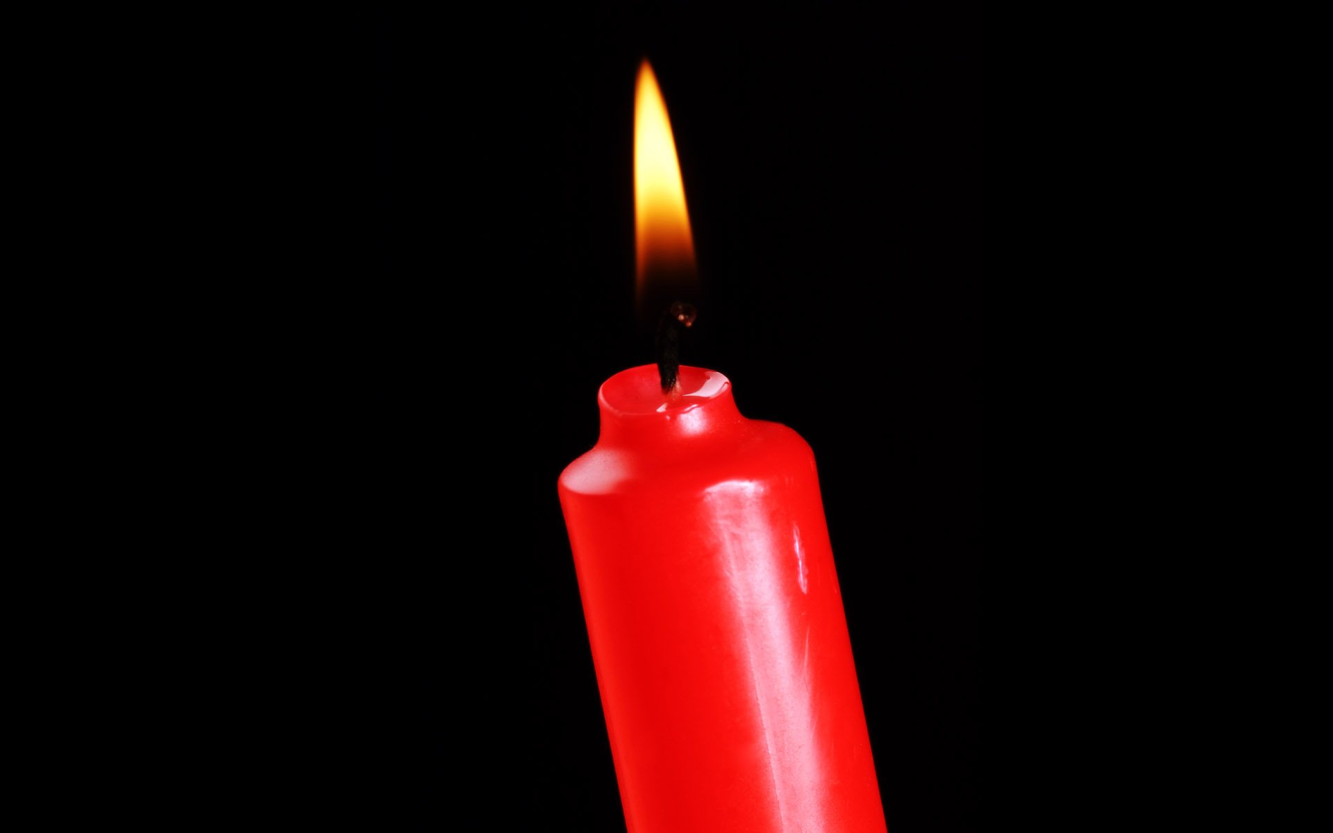 Красная свеча. Маленькая красная свеча. Свеча толстая красная. Красная свеча обой.