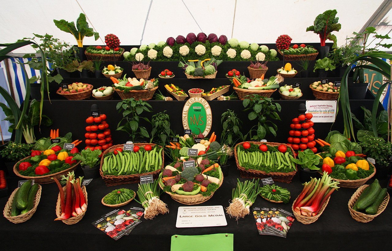 Выставки овощей. Красивая выкладка овощей и фруктов. Украшение стола на ярмарку. Креативная выкладка фруктов и овощей. Стол для ярмарки.