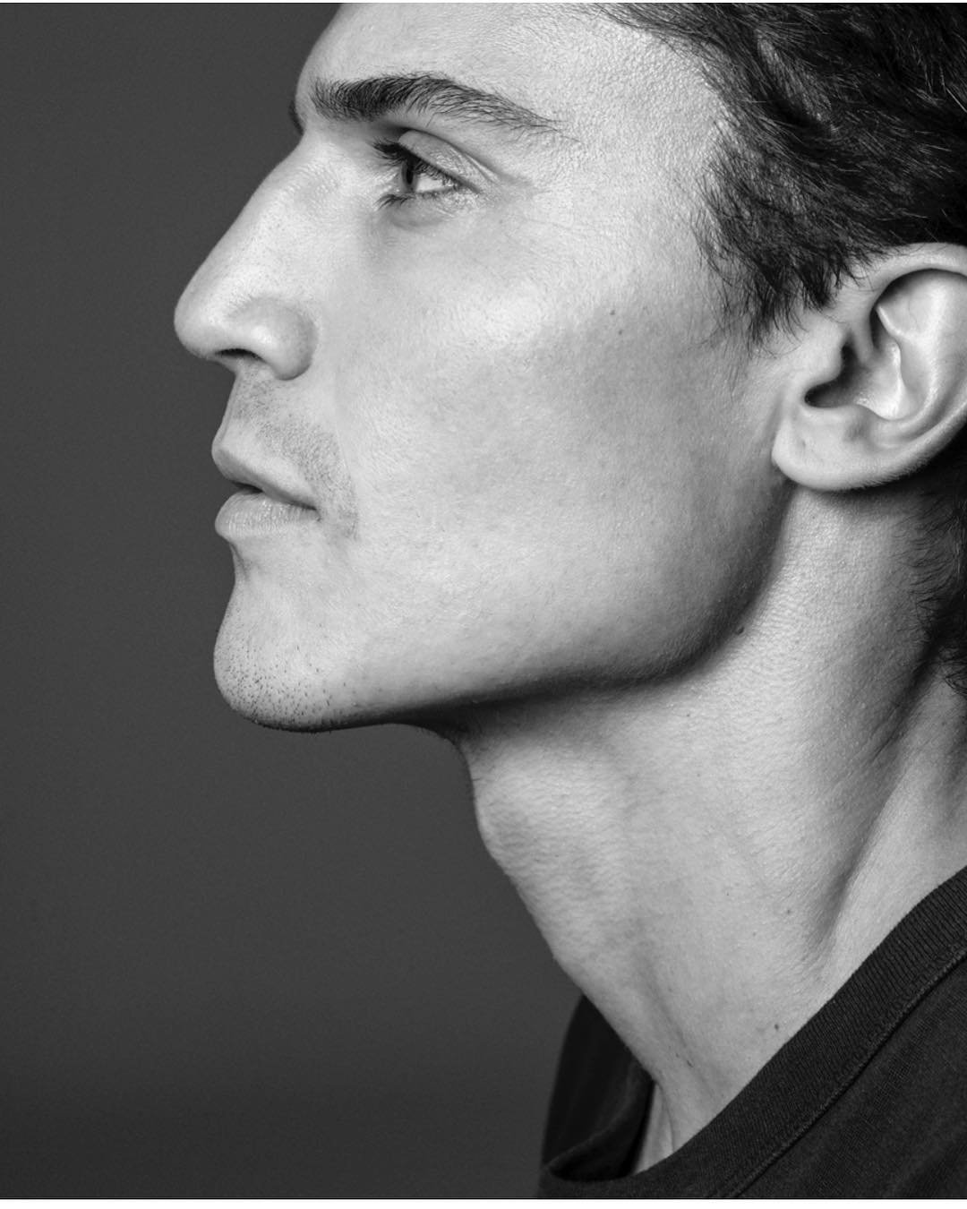 Тонкий нос у мужчины. Алекс Гонсалес. Алекс Гонсалес испанский актёр. Алекс Гонсалес фото. Красивый мужской нос.