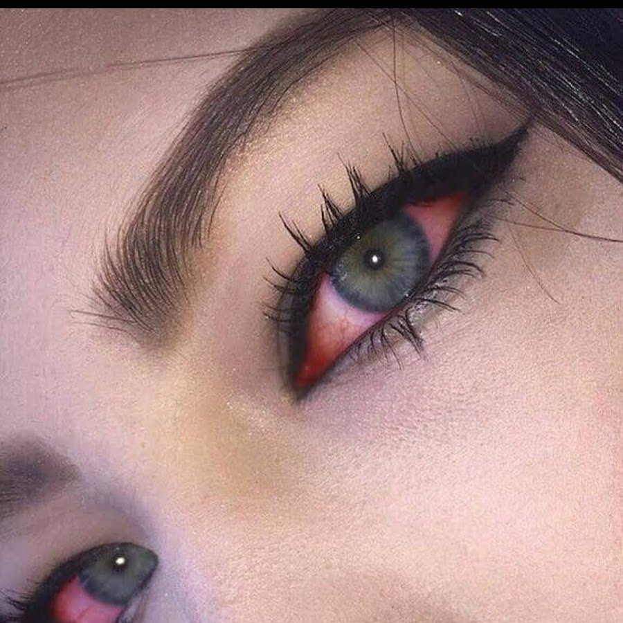 Красные заплаканные глаза девушки