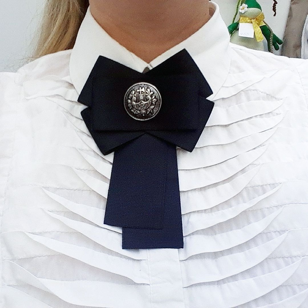 Украшена пестрым галстуком