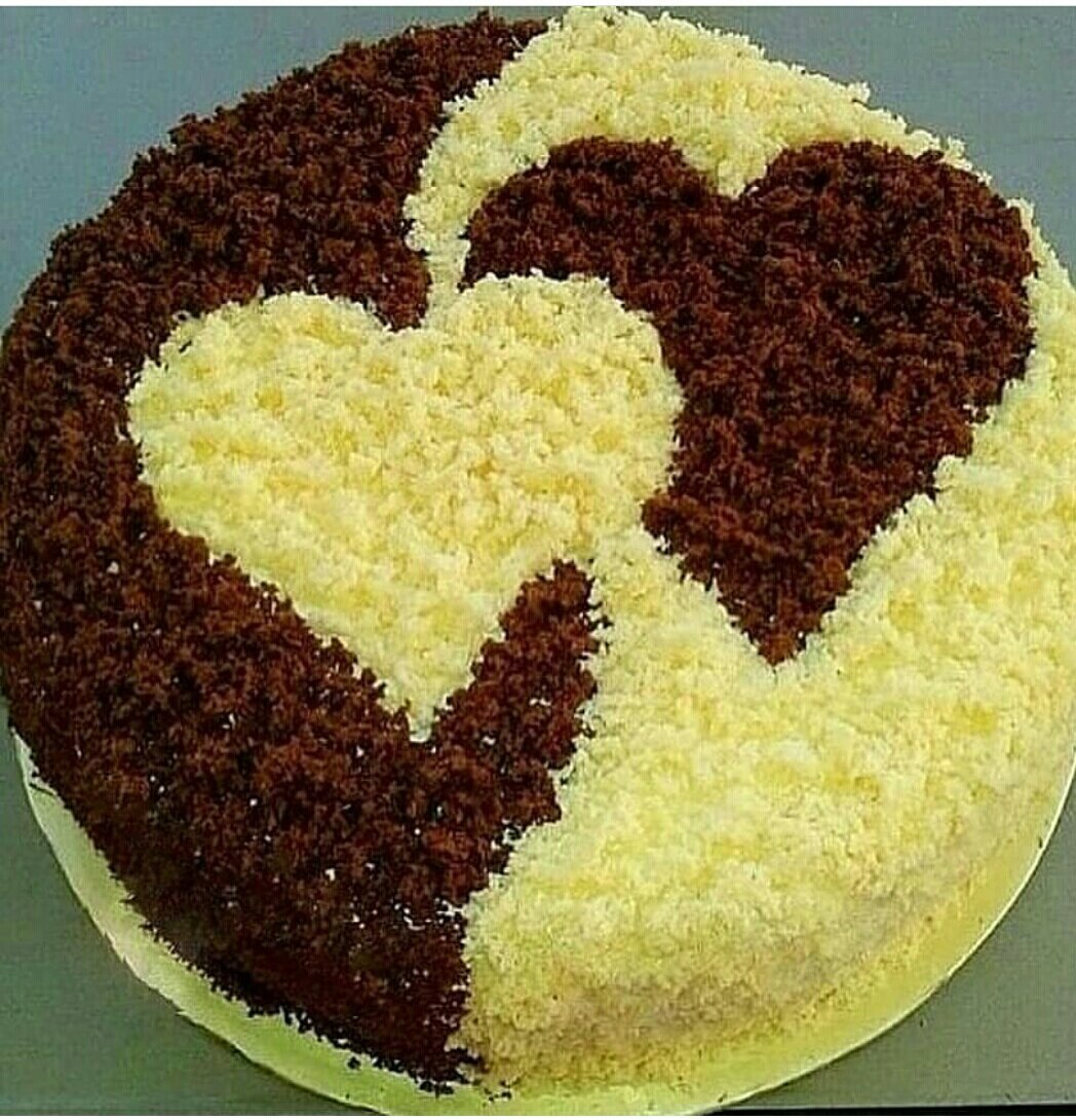 Торт украшенный сердечками