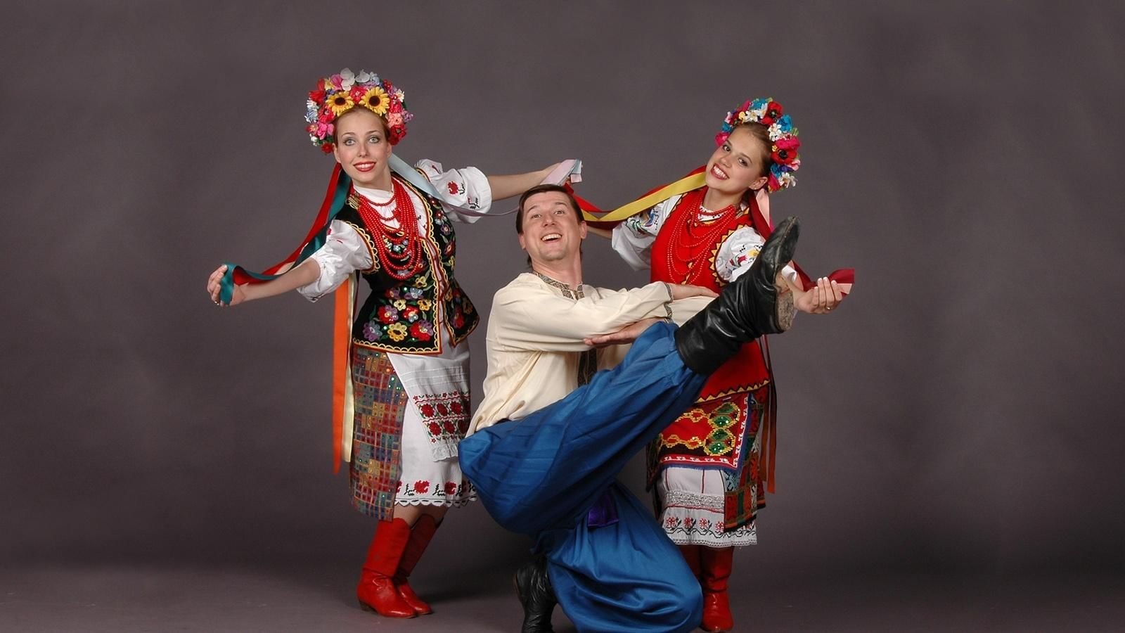 Русский народный танец девушки. Украинский народный костюм. Народные танцы. Национальные танцы. Современные народные танцы.