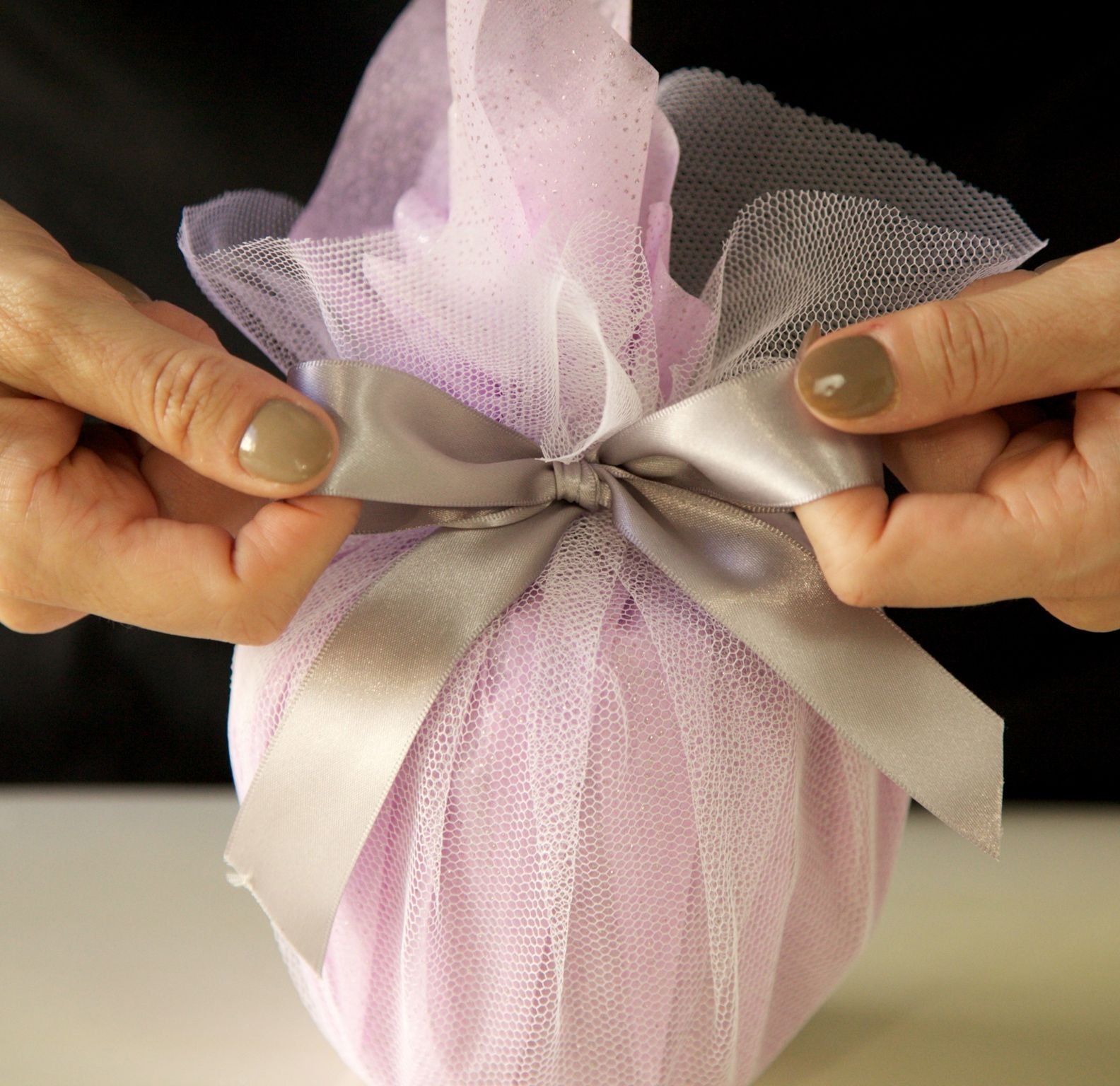 Завернуть подарок в подарочную. Упаковка подарка в ткань. Подарок в упаковочной бумаге. Красивая упаковка. Упаковать круглый подарок.