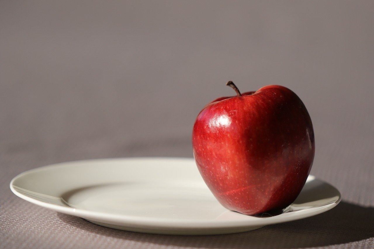 На тарелке лежат красные. Яблоко на тарелке. Яблоко на блюдце. Яблоки красные. Яблоко на столе.