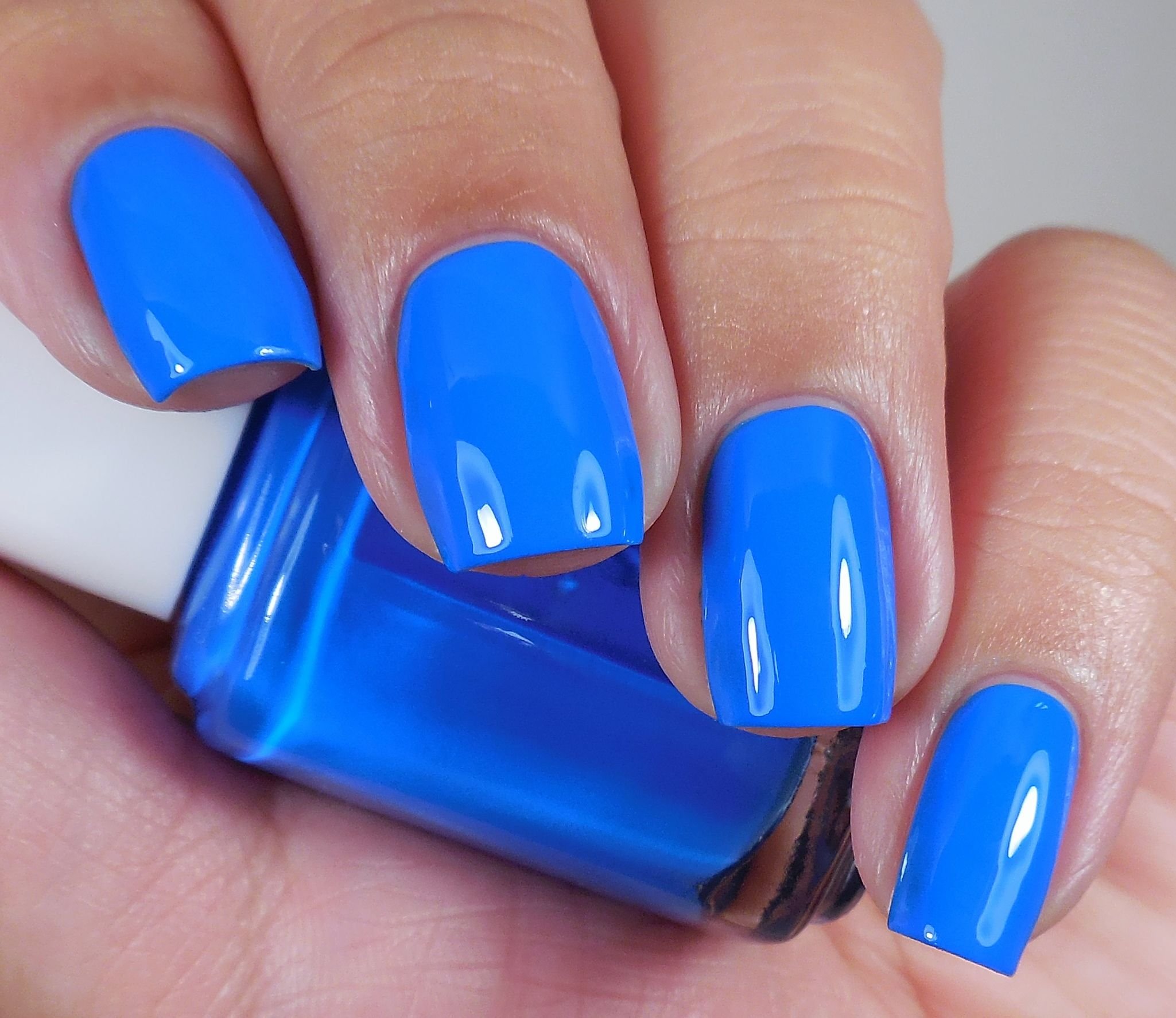 Маникюр цвет лака для ногтей. Лак Ессие синий. Essie синий лак. Голубой лак для ногтей. Синие ногти.