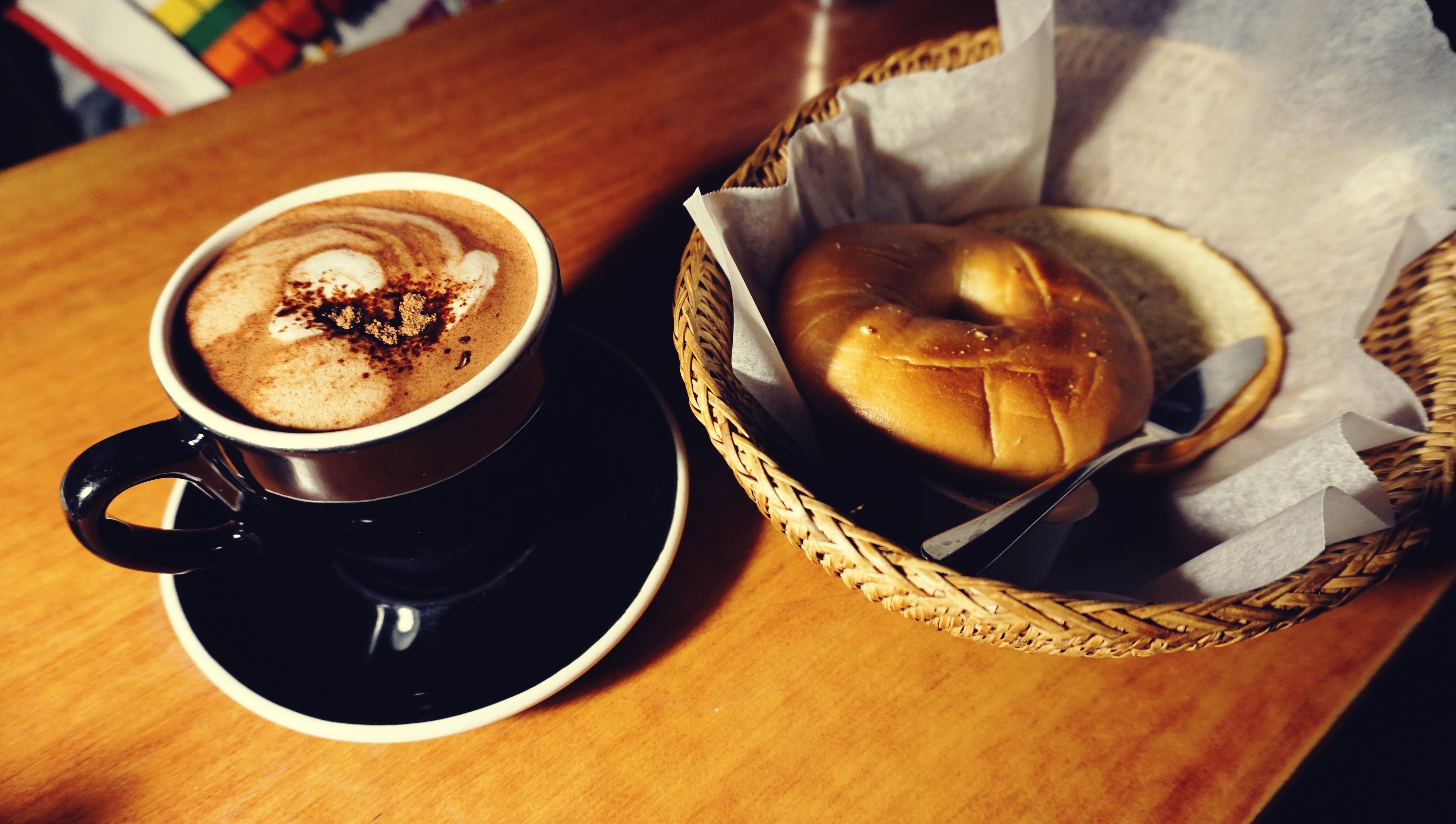 Кофе утром картинки. Чашка вкусного кофе. Кофе в красивой кружке. Чашка кофе утром. Чашечка ароматного утреннего кофе.
