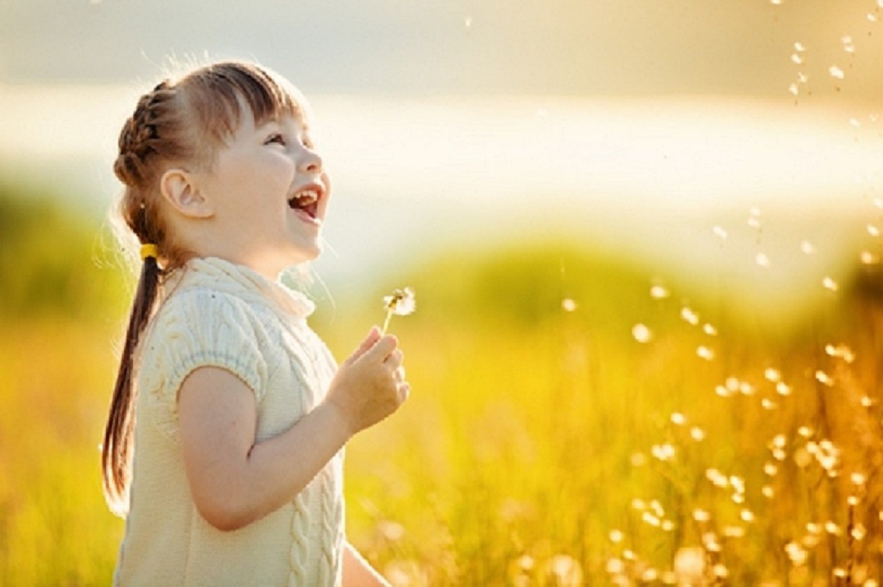 Примеры радости в жизни. Радостная девочка. Счастливые дети и солнце. Дети радуются. Счастливый ребенок.