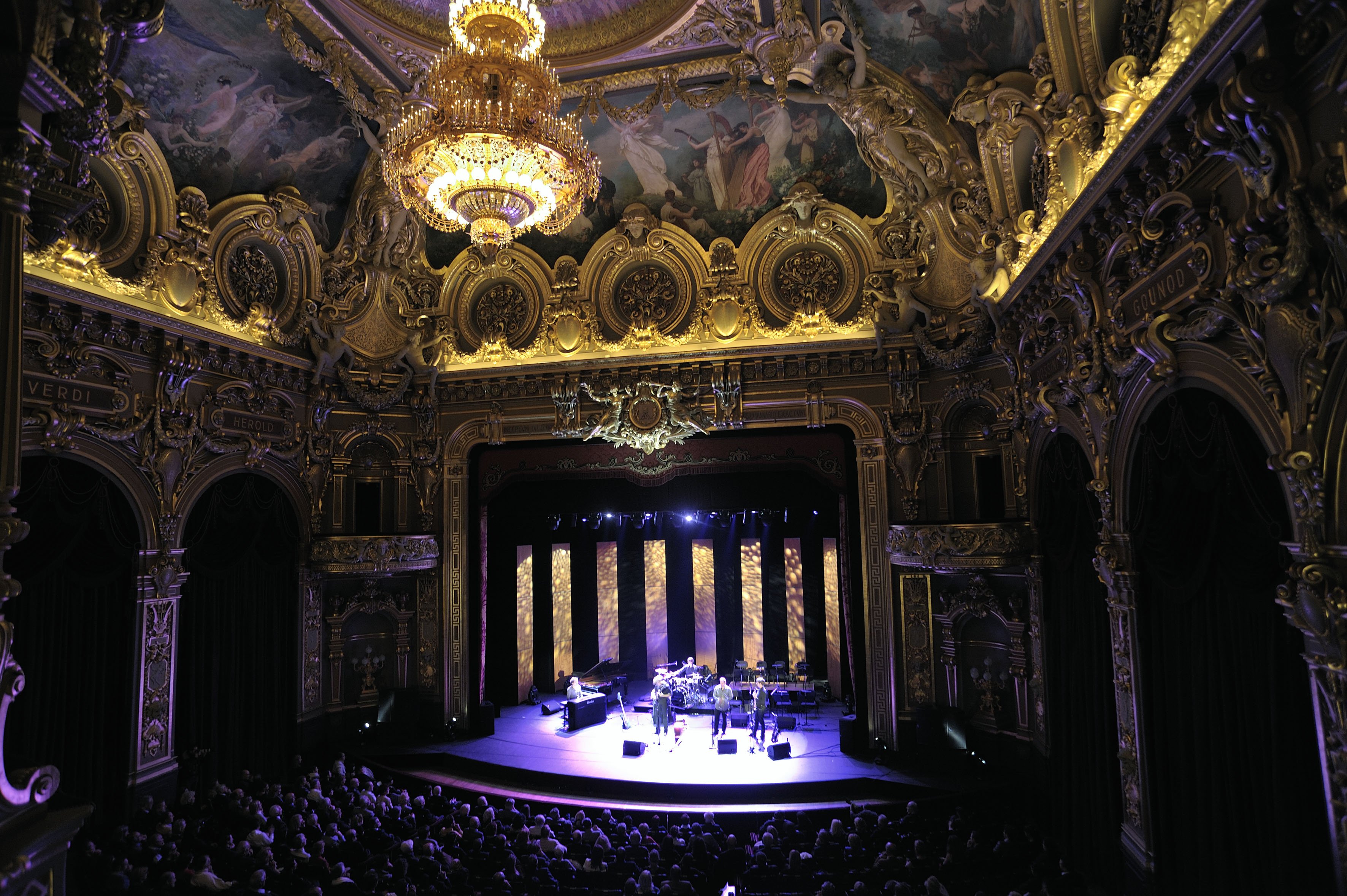 Самые большие оперы. Опера Монте-Карло Монако. Опера Гарнье Монте Карло. Зал Гарнье Монако. Оперный зал Монте-Карло.
