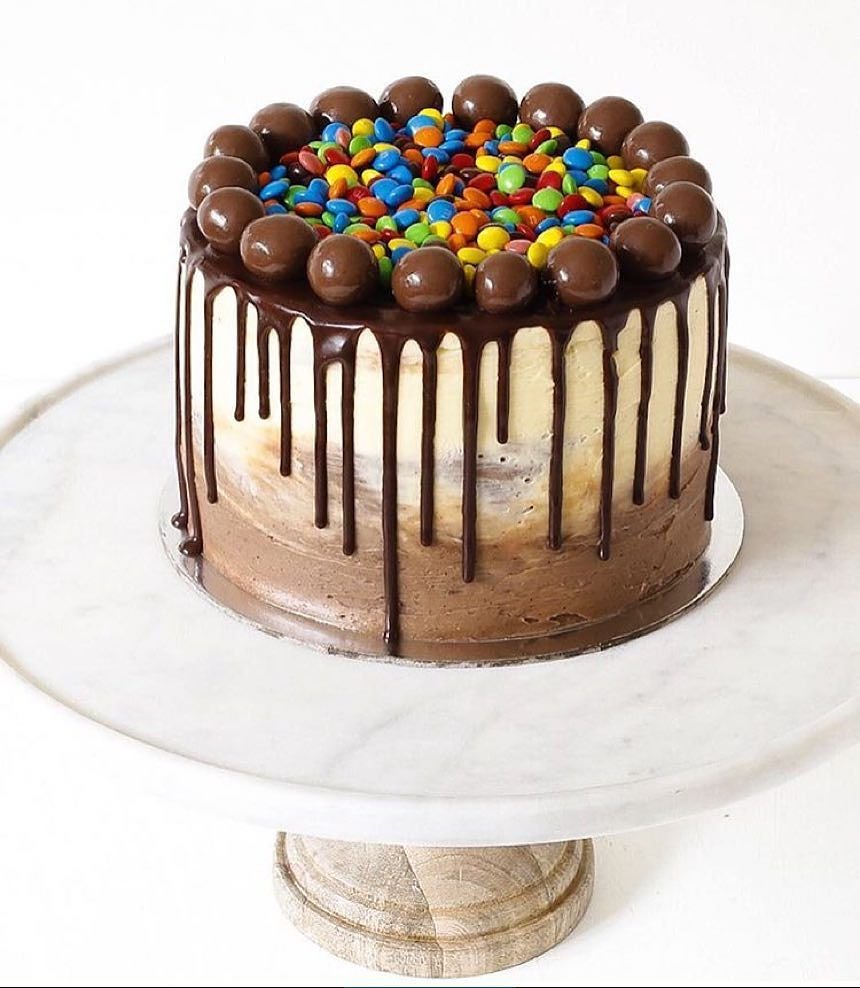 Торт украшенный конфетами и шоколадками
