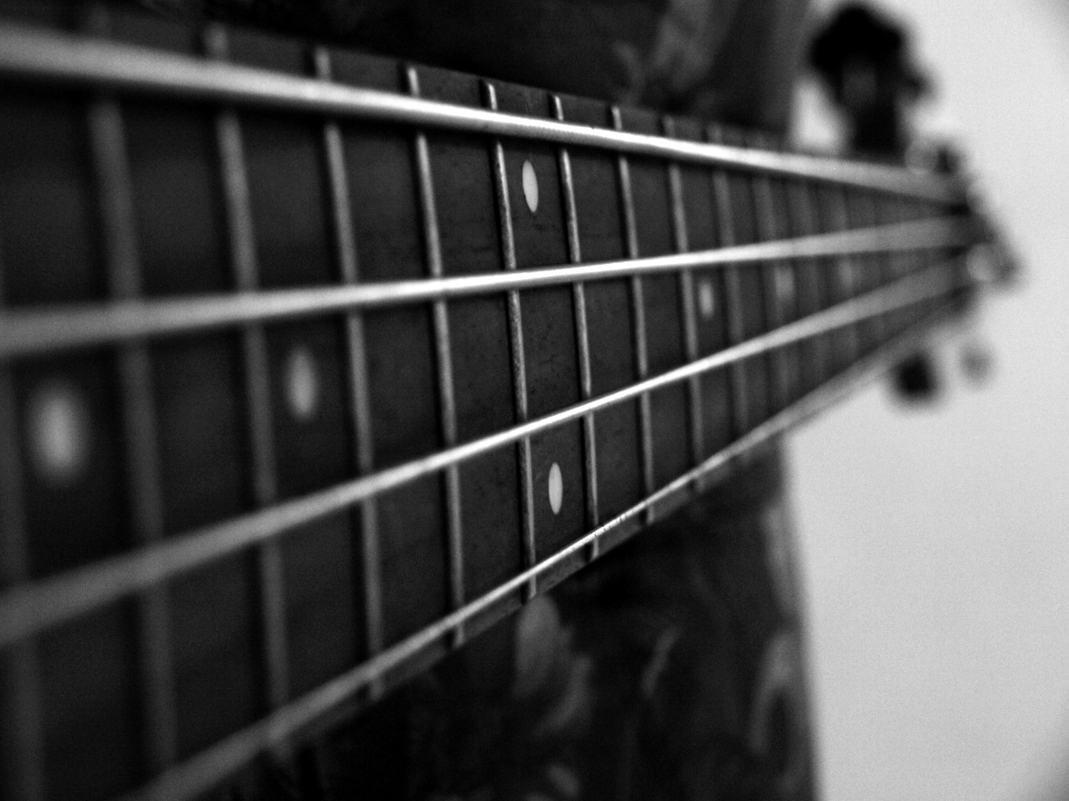 Басс руки. Гитара. Красивые бас гитары. Бас гитара черная. Фото гитары на рабочий стол.