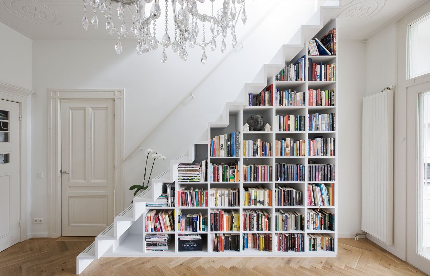 Стеллаж этаж. Шкаф под лестницей. Книжный стеллаж под лестницей. Книжный шкаф под лестницей. Необычные книжные стеллажи.