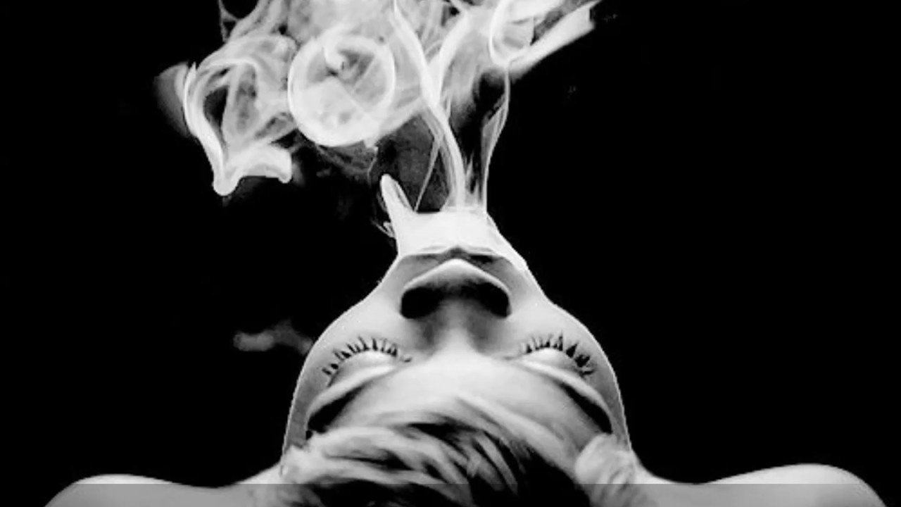Stoned meaning. Дым изо рта. Выдыхает дым. Выпускает дым. Девушка выдыхает.