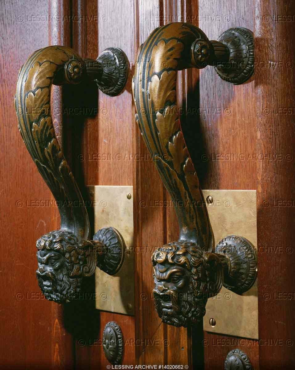 Декоративные дверные ручки. Дверная ручка латунь 19 век. Латунная дверная ручка 19 век. Ручка дверная для двери Fortezza. Ручка для входной двери.