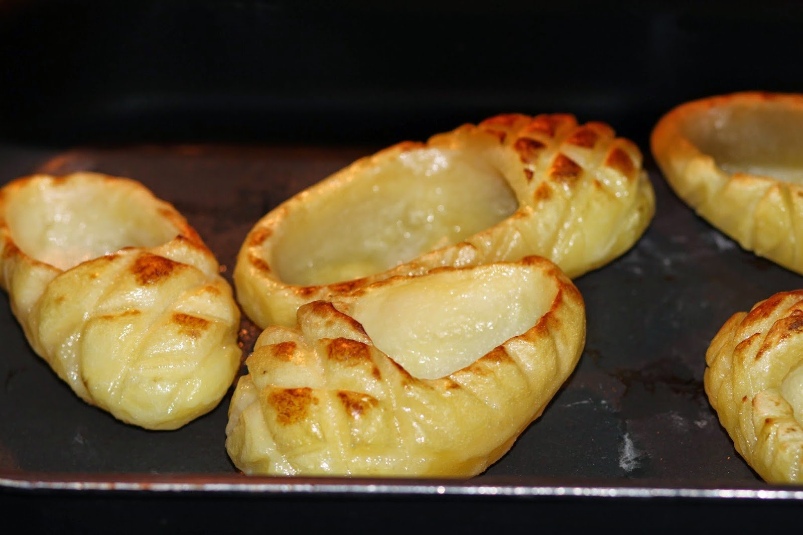 Картошка с жульеном в духовке рецепт. Лапти из картошки. Лапоточки из картофеля. Картофель лапоть. Лапоть из картофеля Карвинг.