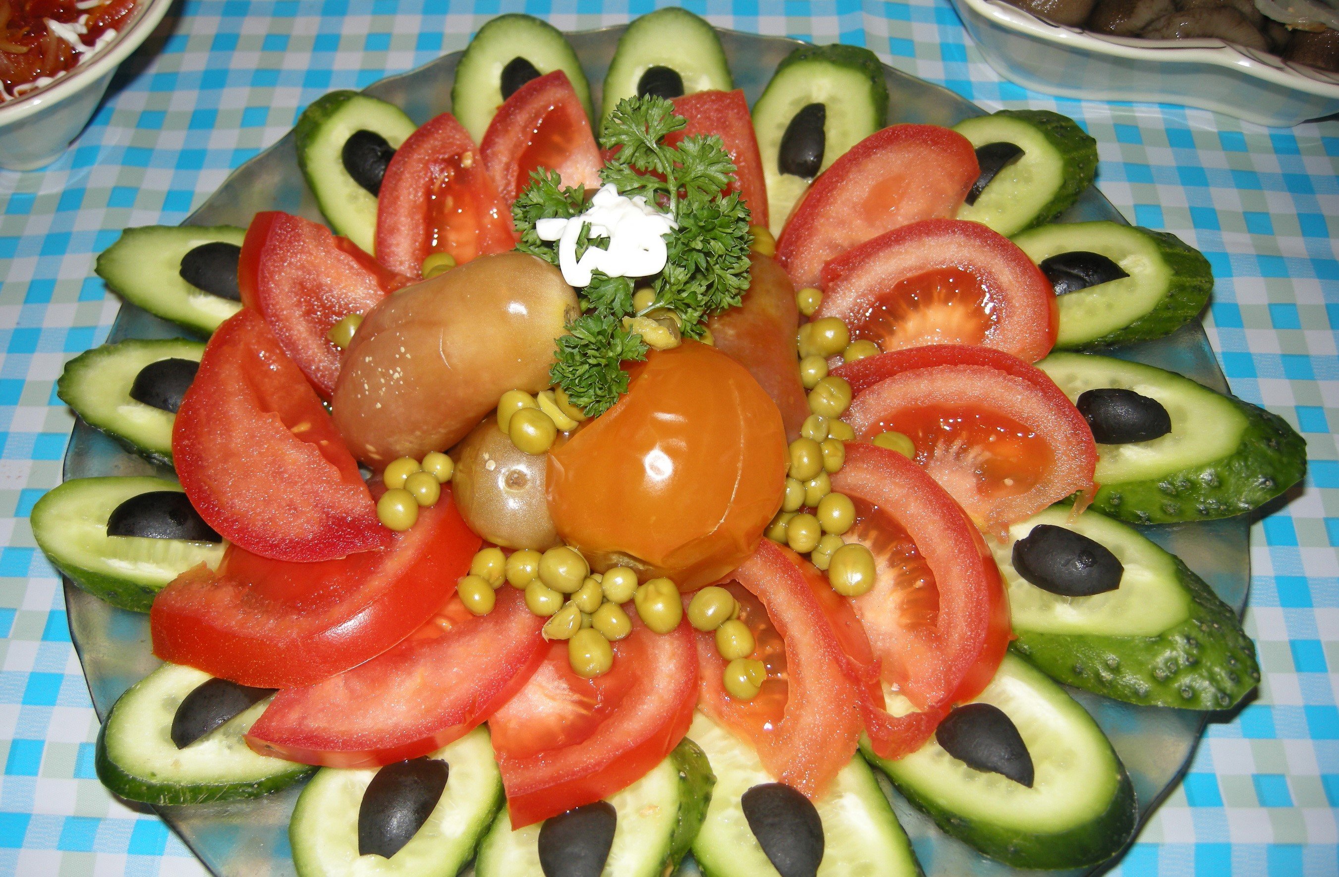 Нарезки на стол огурцы помидоры. Красивая нарезка. Красиво порезать овощи на стол. Овощная нарезка на праздничный стол. Красивые овощные нарезки на праздничный стол.