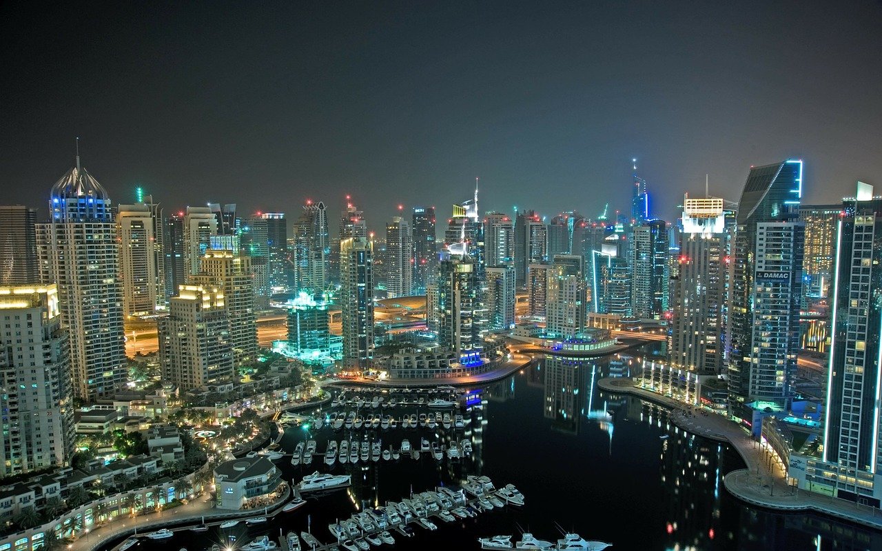 Самый красивый город страны. Ночной Абу Даби. Ночной Дубай Абу. Абу-Даби фото города.