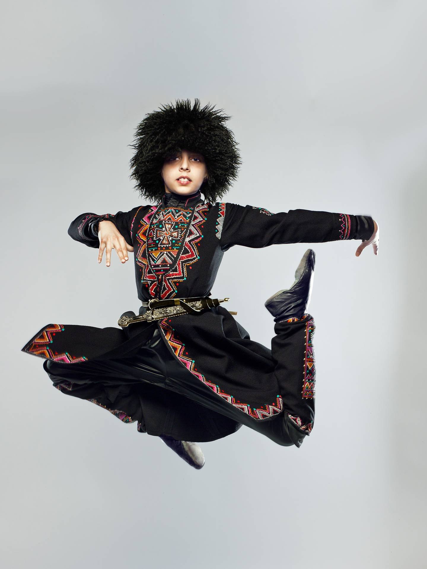 Танцующий грузин. Грузинский танцевальный костюм. Костюм для лезгинки. Грузинский национальный костюм для мальчика. Кавказские танцы дети.