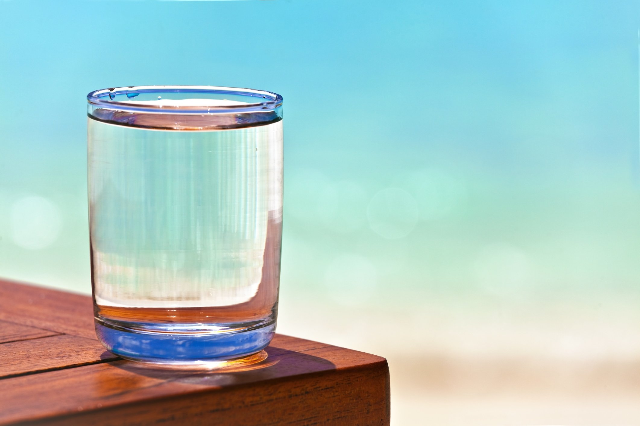 Стакан ч водой. Стакан воды. Красивые стаканы для воды. Стакан воды на фоне природы. Полный стакан воды.
