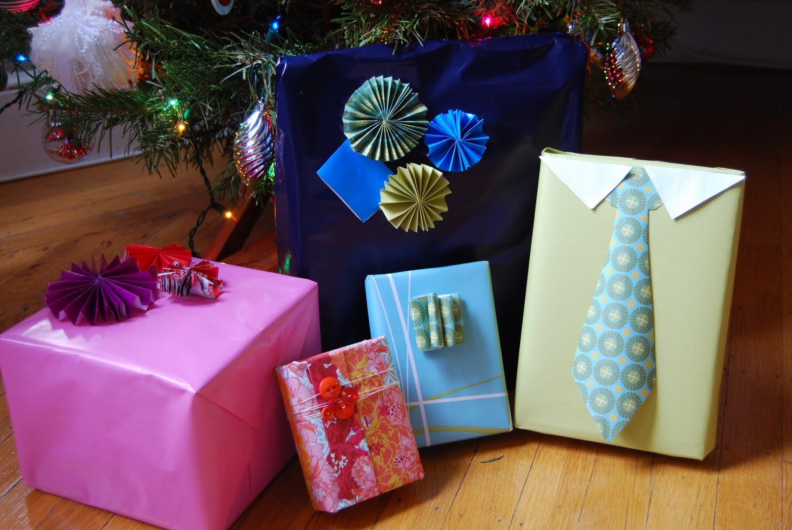 Украсить подарок на новый. Коробки для украшений. Упаковать подарок. Украшение подарков. Украшение коробки для подарка.
